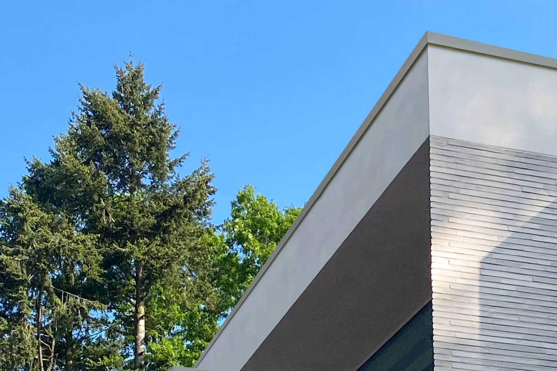 Gegenbeispiel: Dasselbe Gebäude mit einer Darstellung einer konventionell überstehenden Dachkante.