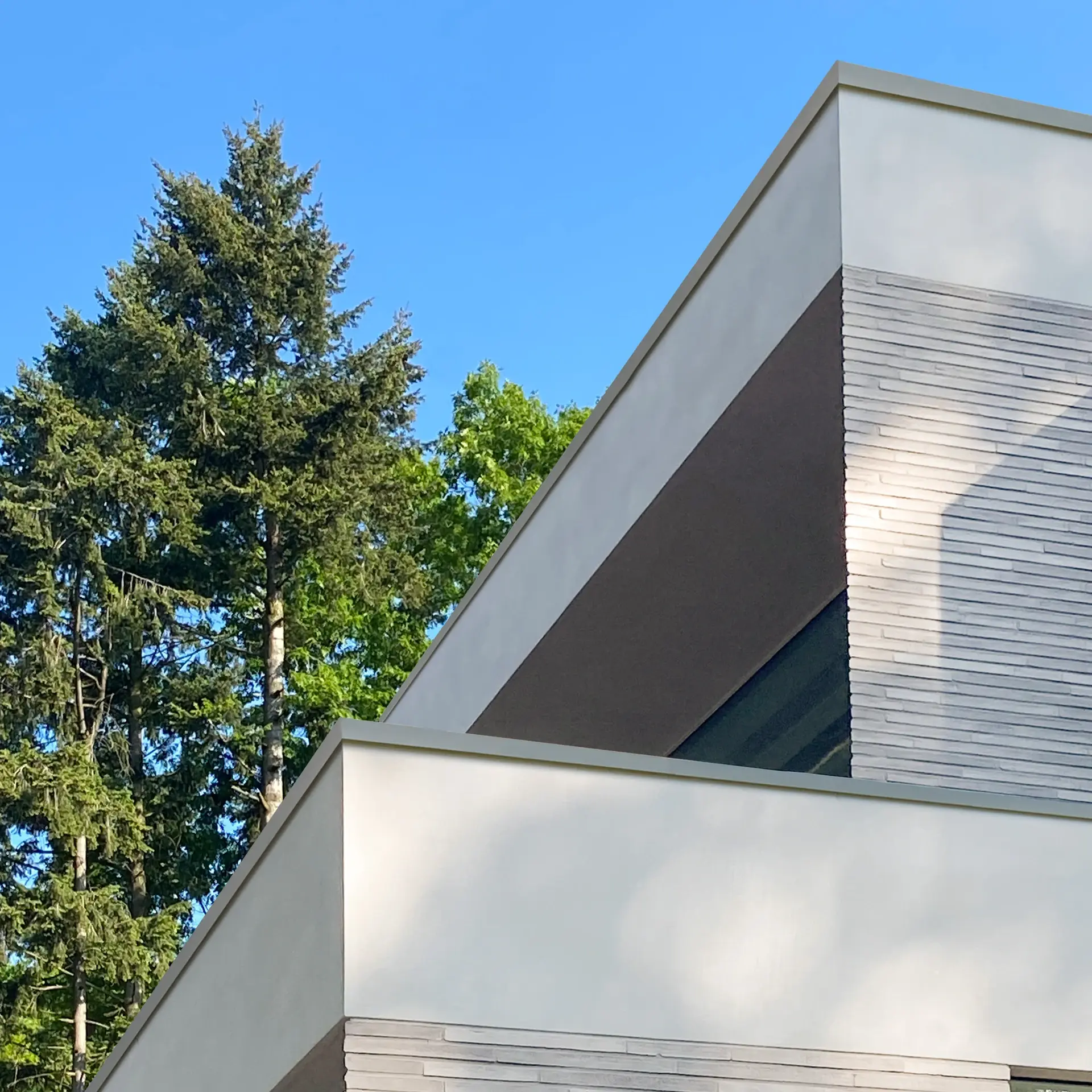 Vergleich modernes Gebäude mit klassischer Dachkante