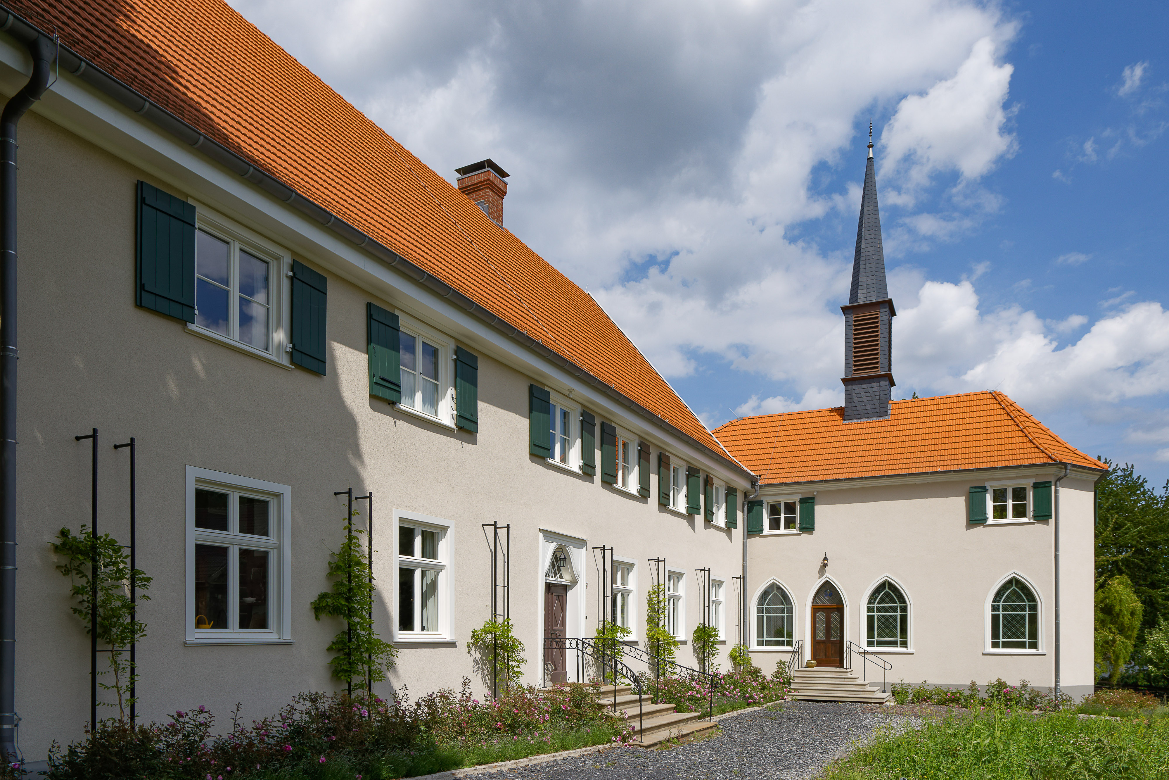 Sanierte Frontansicht des Ritterguts Schafhausen