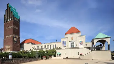Die Mathildenhöhe in Darmstadt aus einer Außenperspektive