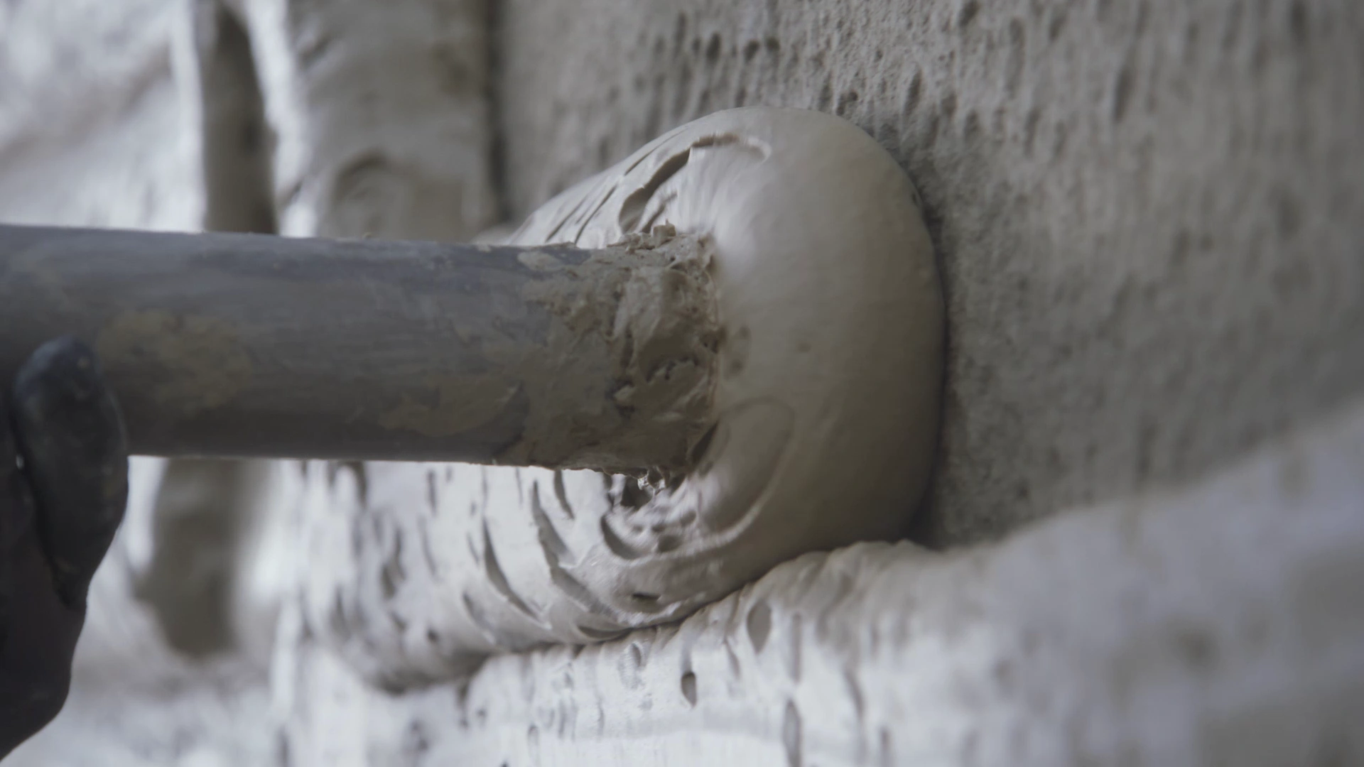 FOME® wird im Spritzverfahren auf das  Mauerwerk appliziert – fugenlos,  wärmebrückenfrei und ohne Verschnitt.