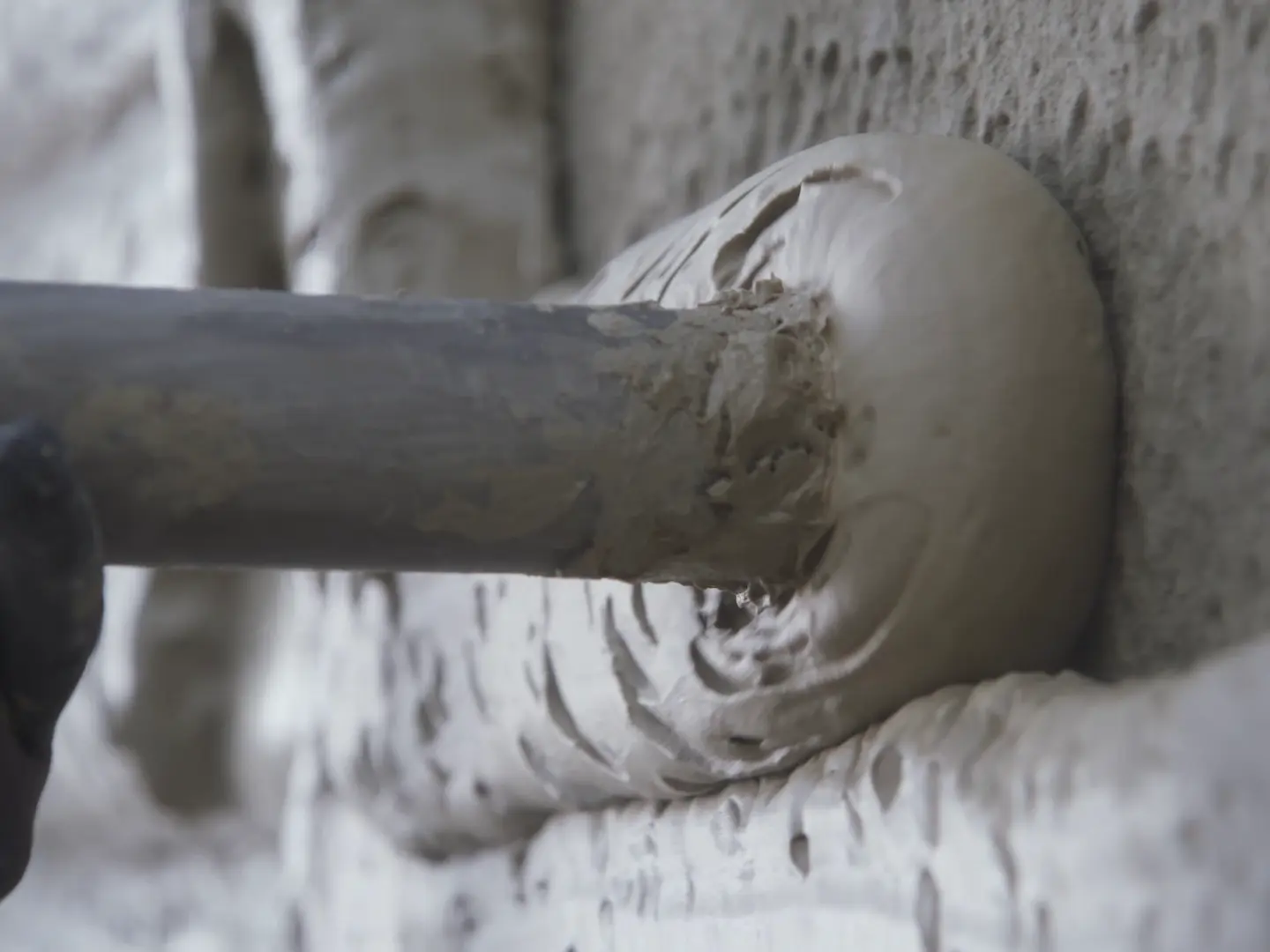 FOME® wird im Spritzverfahren auf das  Mauerwerk appliziert – fugenlos,  wärmebrückenfrei und ohne Verschnitt.