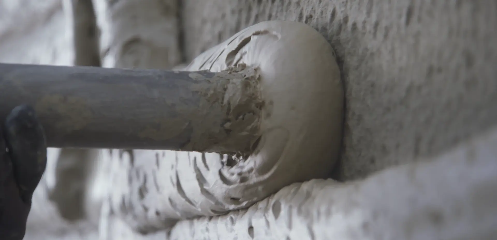 FOME® wird im Spritzverfahren auf das  Mauerwerk appliziert – fugenlos,  wärmebrückenfrei und ohne Verschnitt.