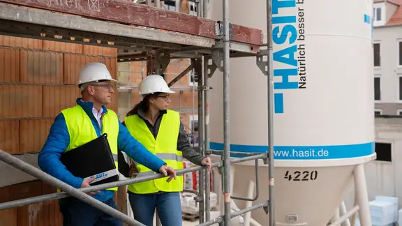 Mitarbeiter auf einem Gerüst auf einer Baustelle