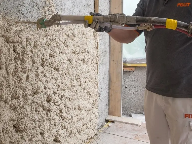 L'aérogel Fixit 222 est projeté sur le mur intérieur