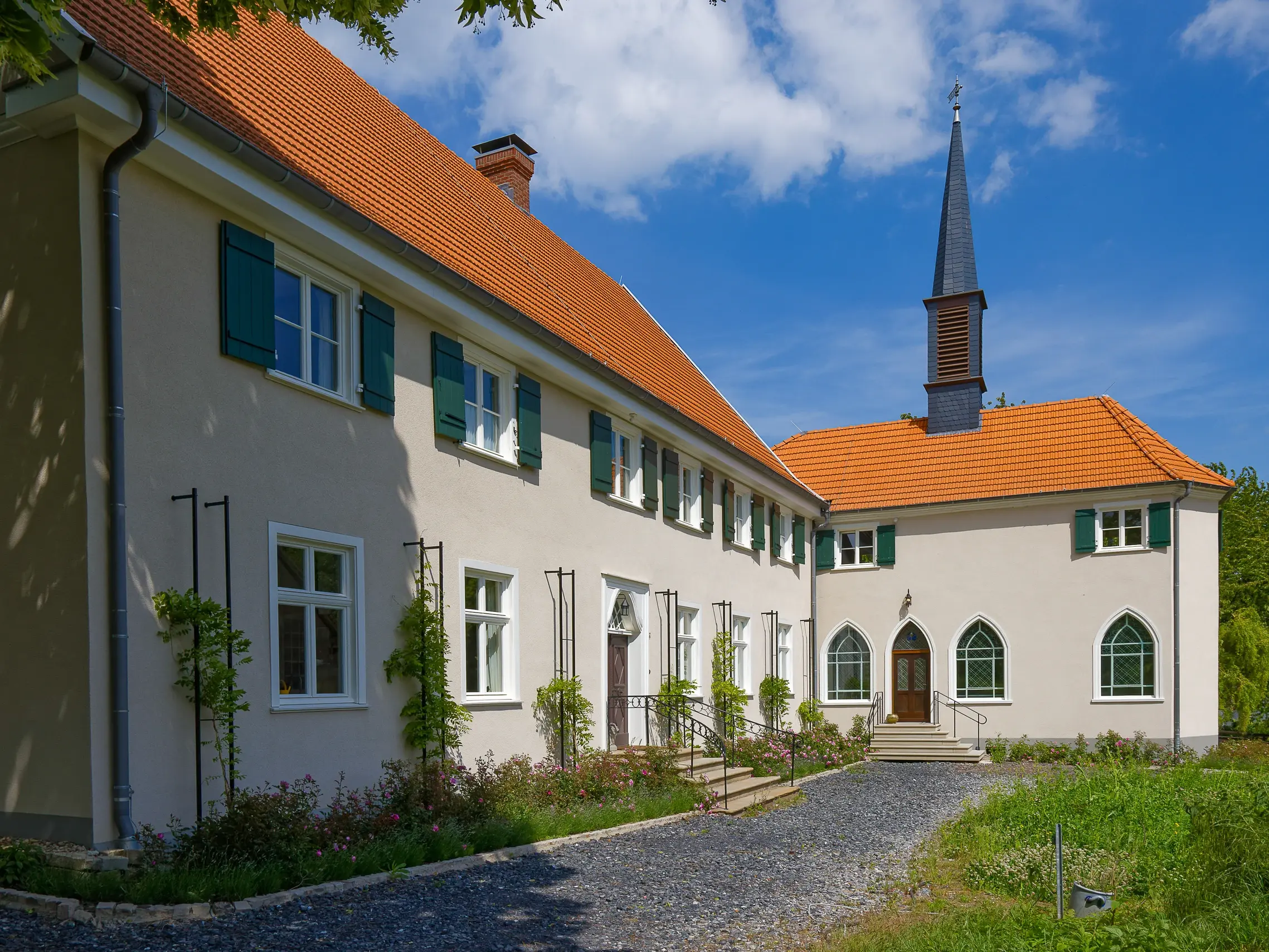 Sanierte Fassade mit erhaltener historischer Substanz