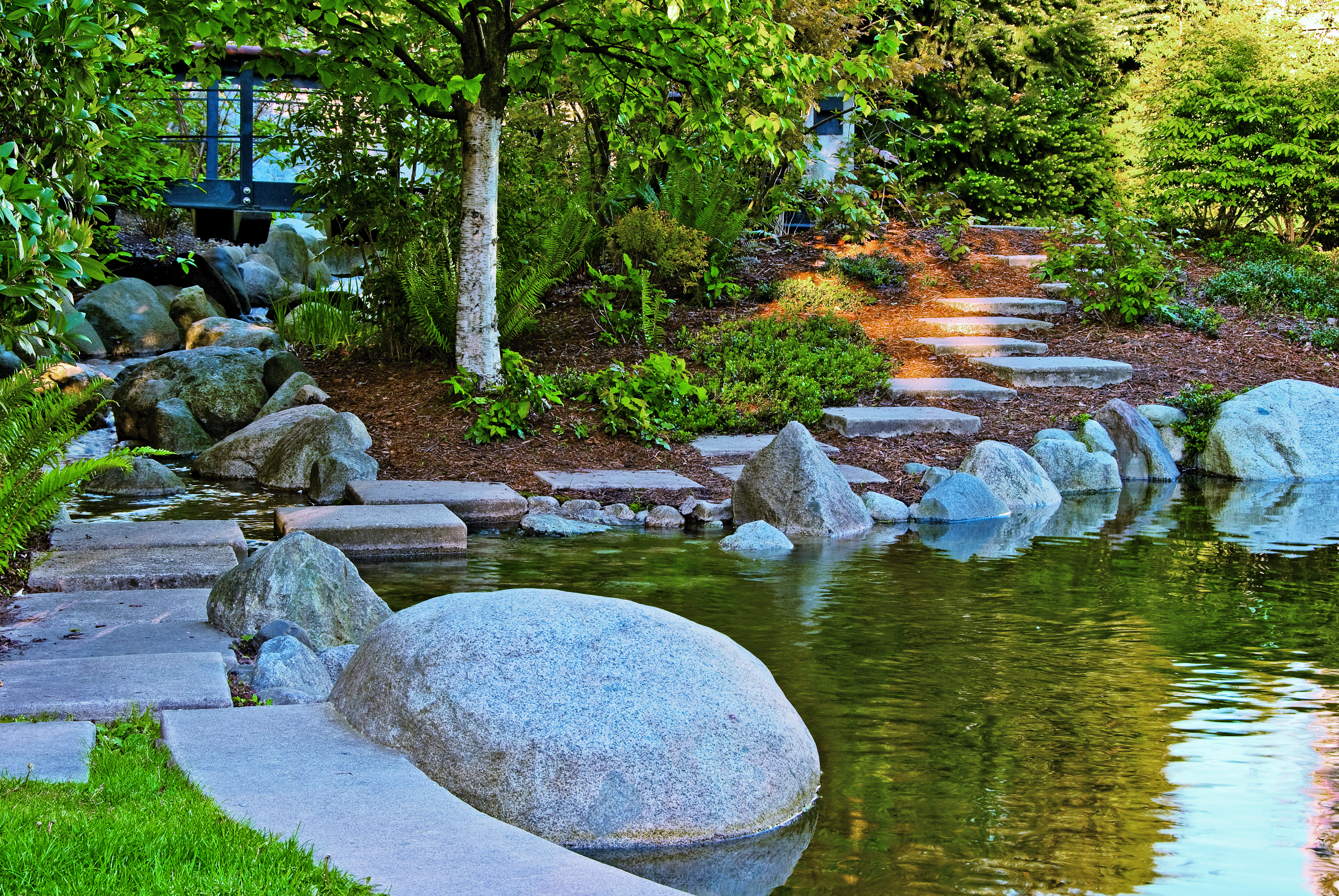 Modern gestalteter Außenbereich 