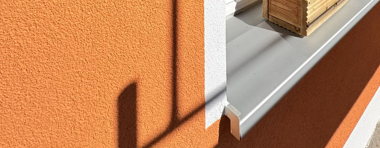 Modernisierte Fassade mit hochwertiger Fassadendämmung rund um den Fensterbereich zur Vermeidung von Wärmebrücken und Energieverlusten