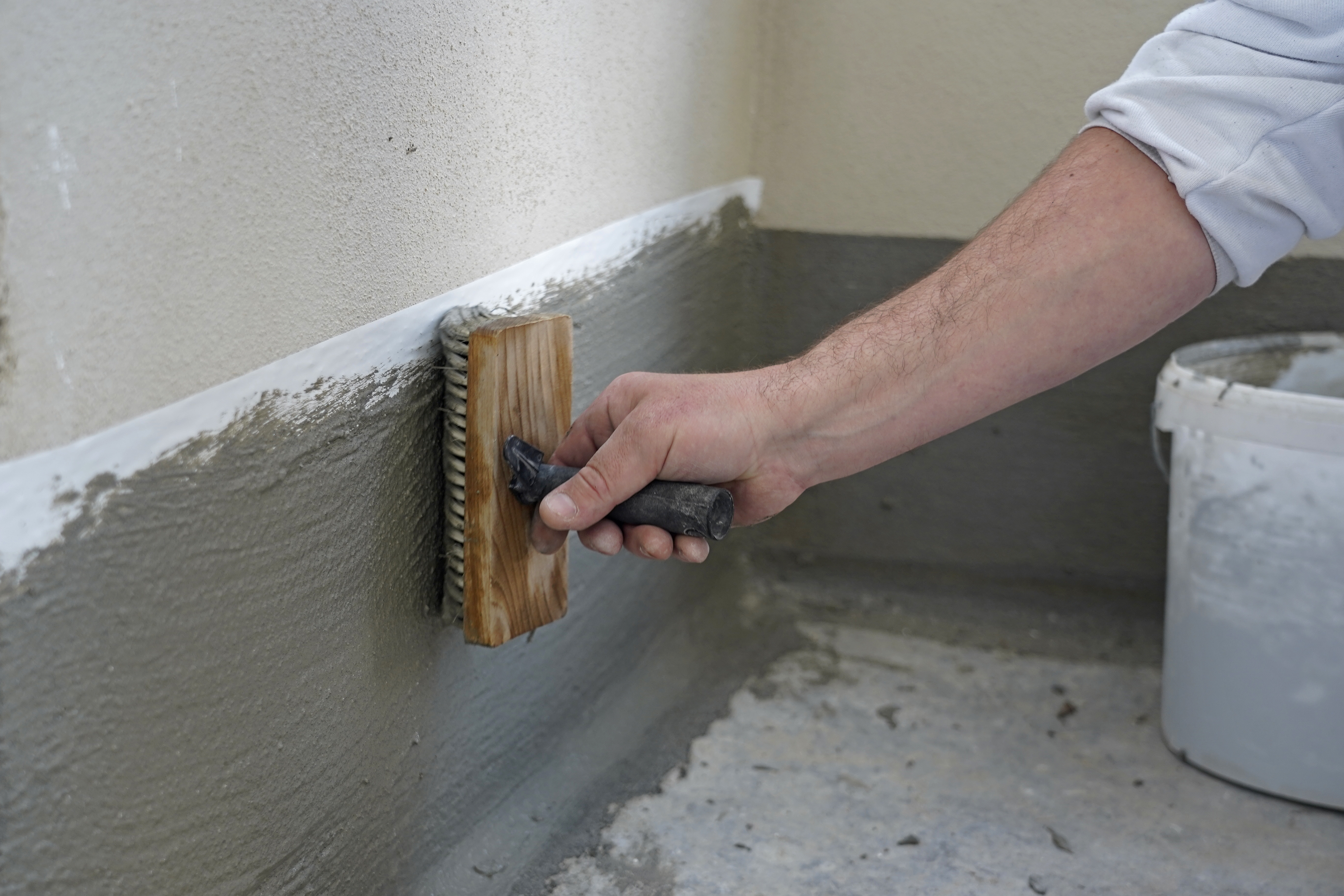 Vertikale Abdichtung mit Schlämme für eine optimale Keller-Sanierung