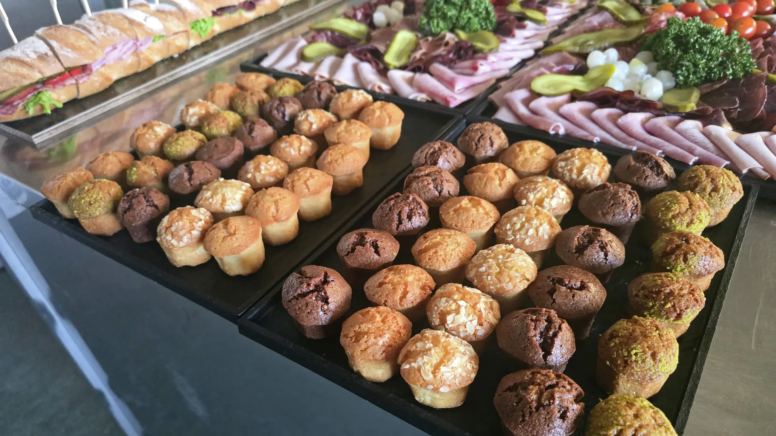 Mini-Muffins und Aufschnitt-Platten sowie belegtes Baguette am Buffet