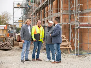 Objektberater während eines Kundengesprächs auf einer Baustelle