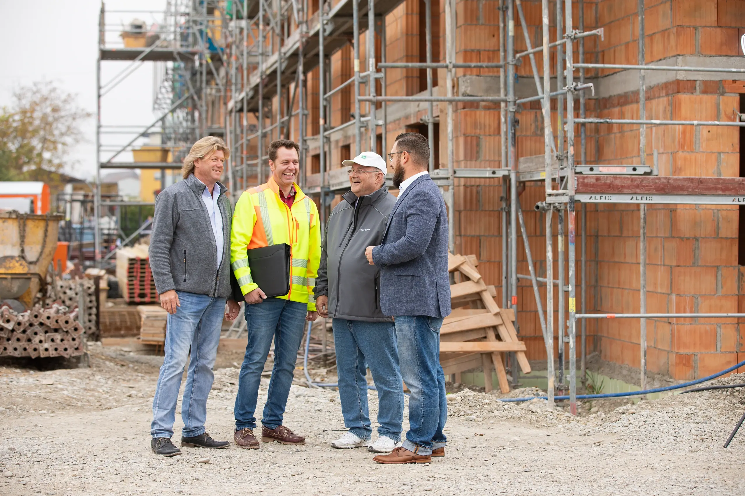 Objektberater während eines Kundengesprächs auf einer Baustelle