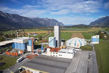 Vue aérienne de l'usine de production de Fixit SA à Bex avec halle de pierre, zones de stockage et silos Fixit