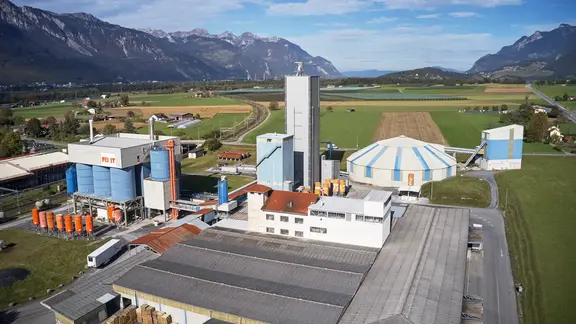 Vue aérienne de l'usine de production de Fixit SA à Bex avec halle de pierre, zones de stockage et silos Fixit
