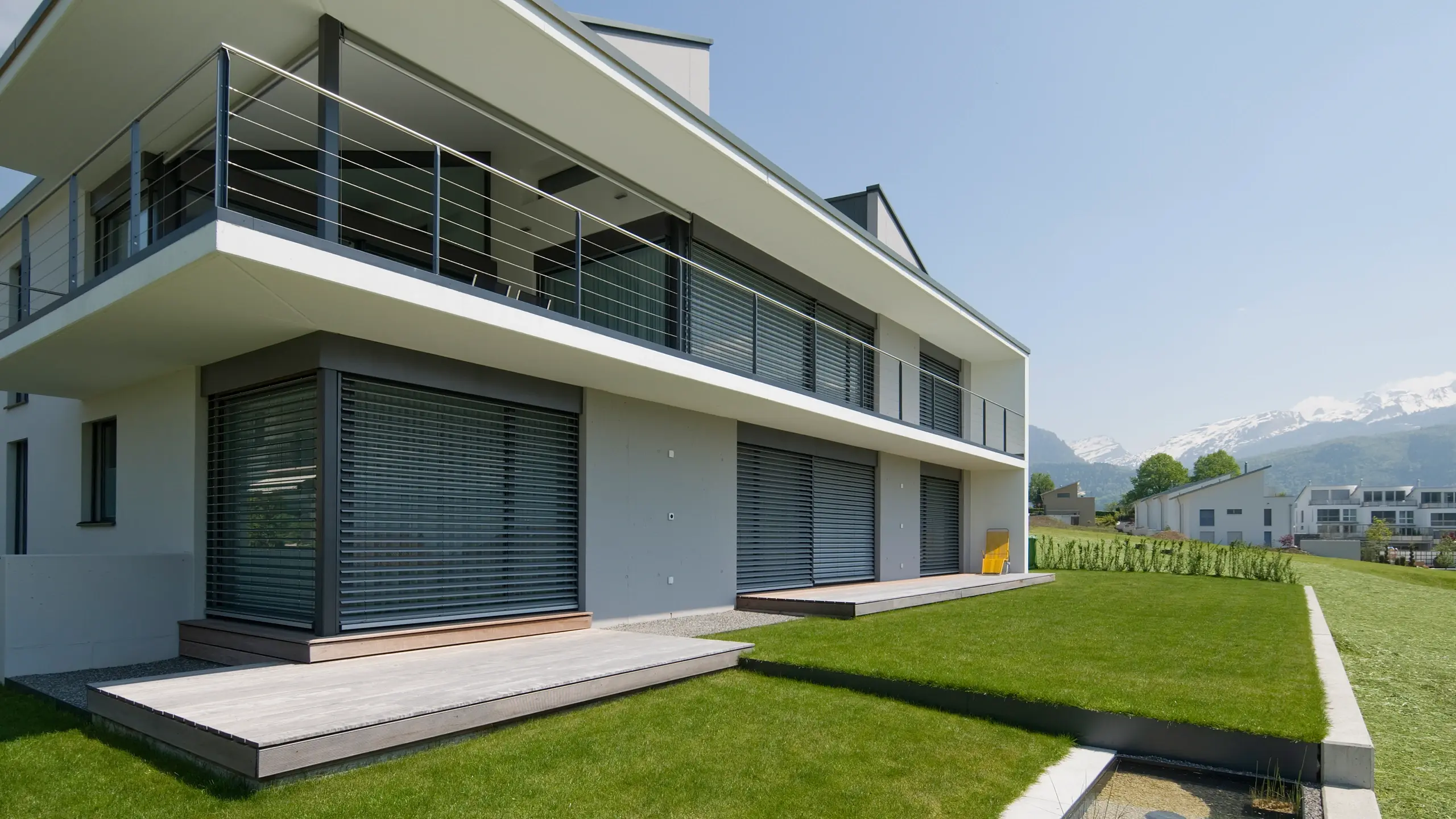 Maison individuelle moderne à deux étages avec jardin