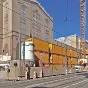 Außenansicht der Baustelle der Münzarkaden während der Renovierung
