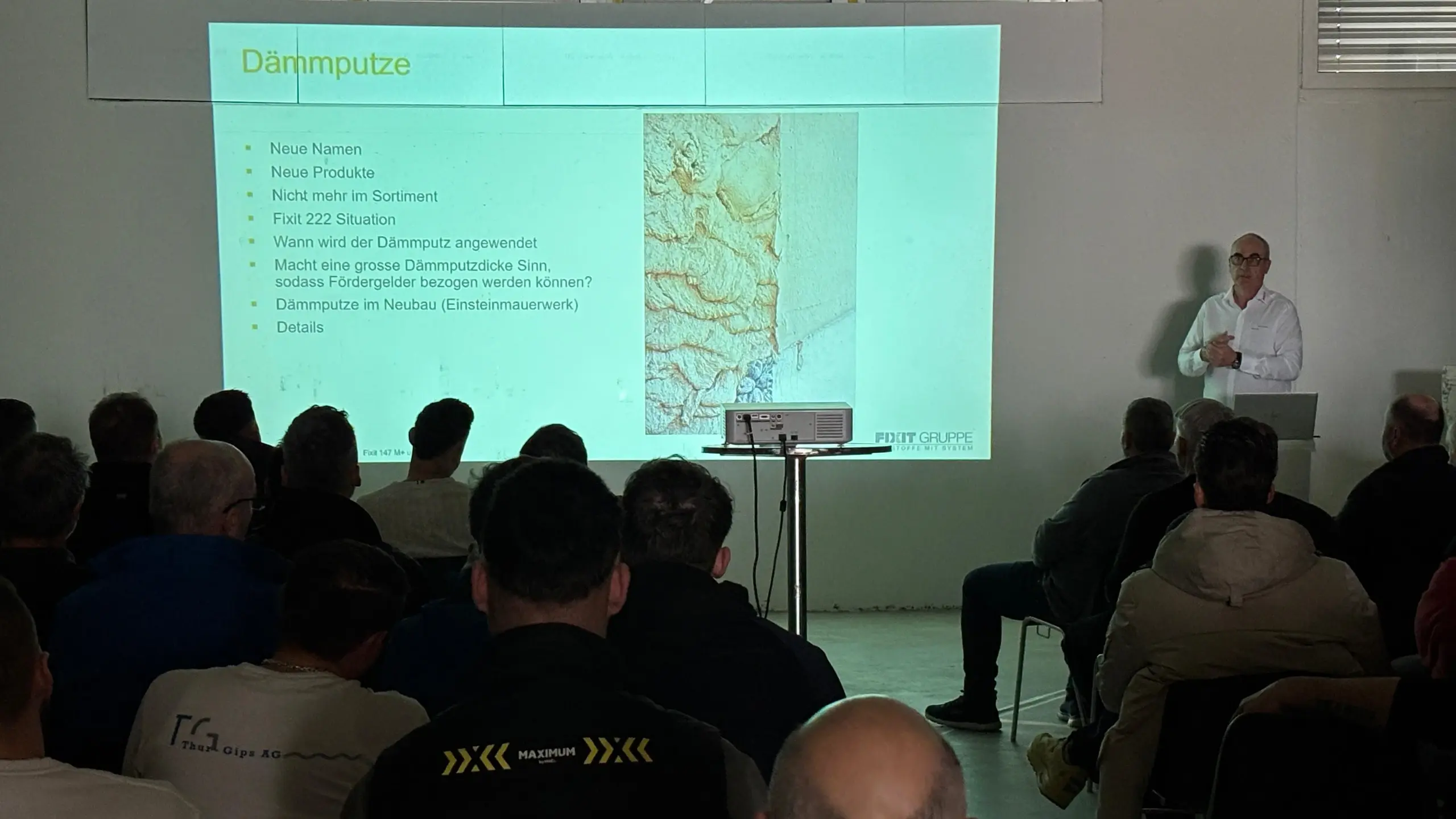 Peter Loser präsentiert eine Folie mit dem Fixit Dämmputzsortiment