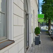 Detailaufnahme des Eingangstürbereichs eines Wohnhauses in München