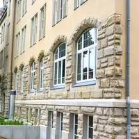 Sanierte Außenfassade des Geschwister-Scholl-Gymnasiums in Zeitz.