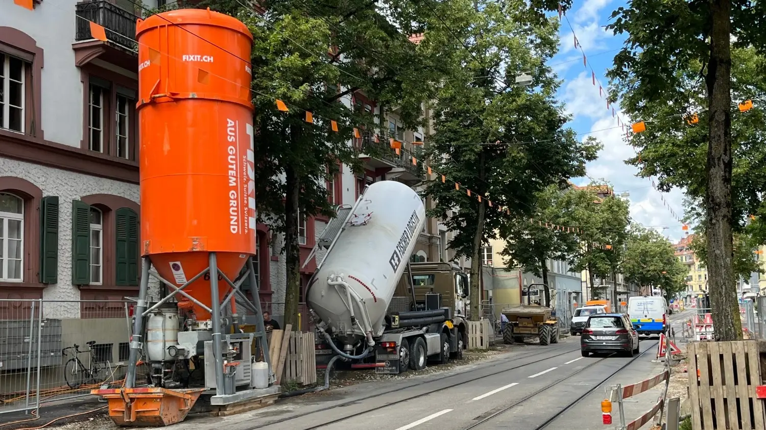 Fixit POR Schaumbeton Silo steht direkt neben der Tramlinie Nummer 9 in Bern