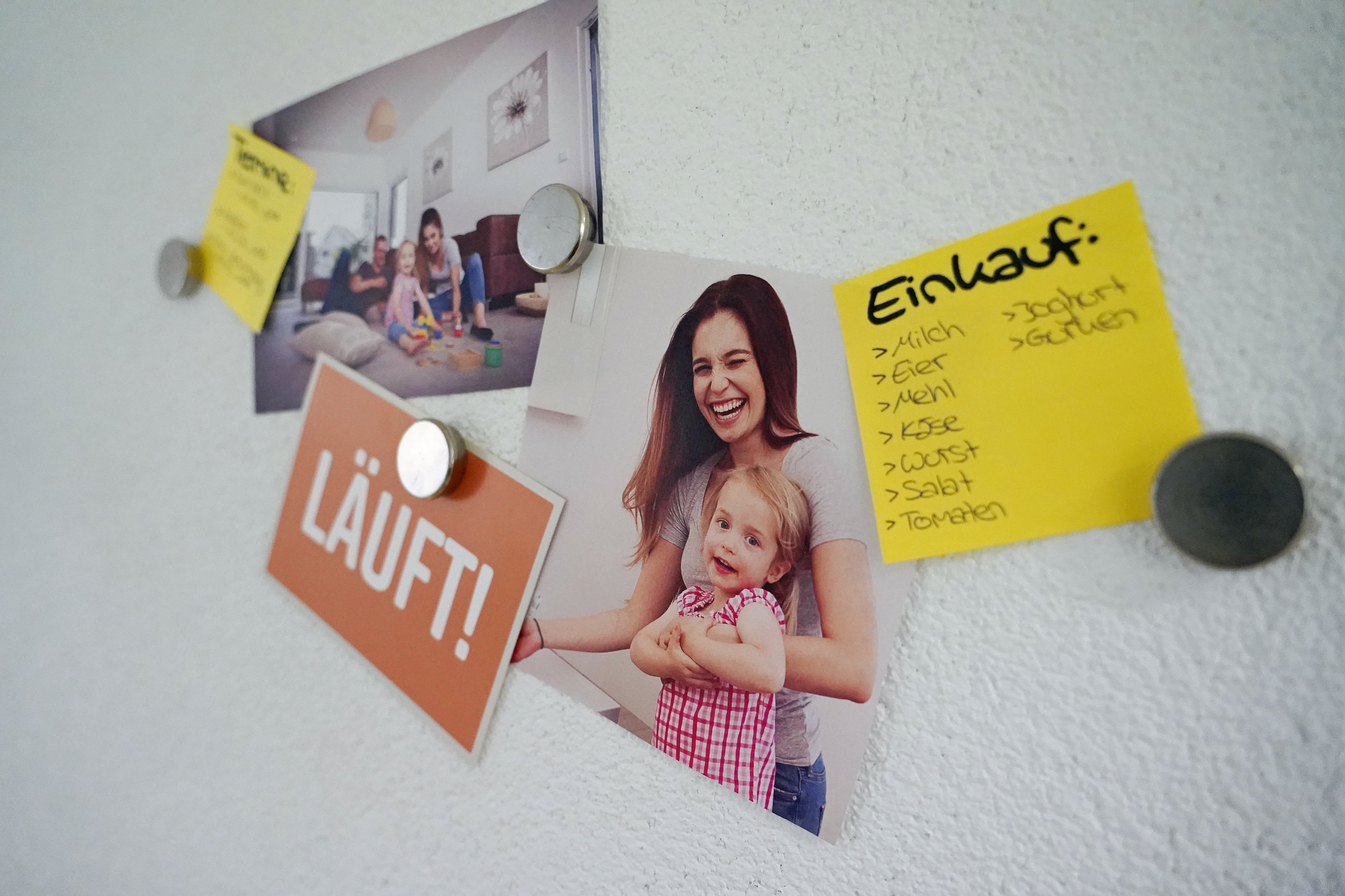 Magnetputzwand mit Bildern von der Seite