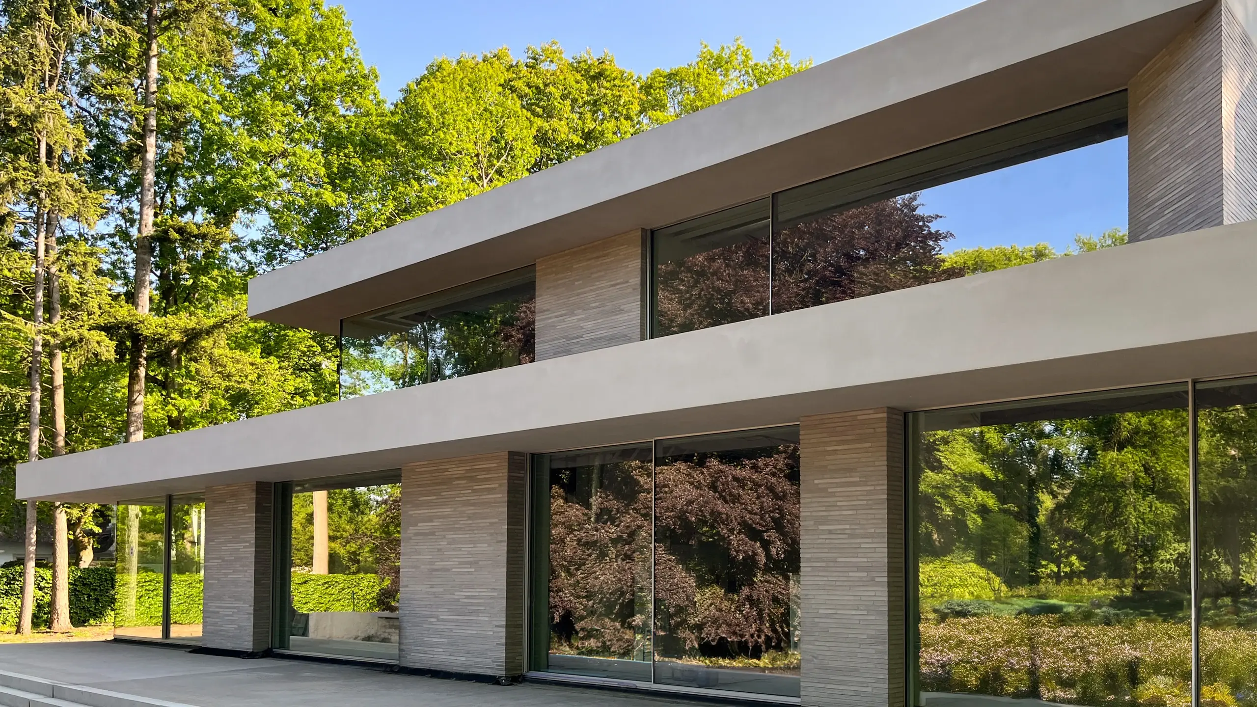 Modernes Gebäude mit minimalistischer Architektur und unsichtbarem Dachabschluss ohne sichtbarer Attika Dachkante