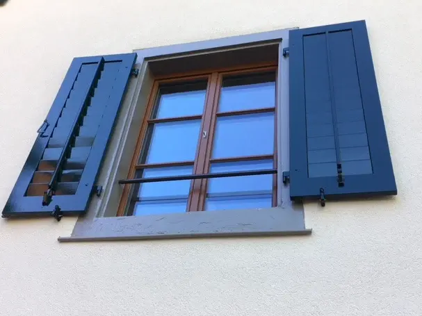 Fenster mit Fensterläden und der neu sanierten Putzfassade