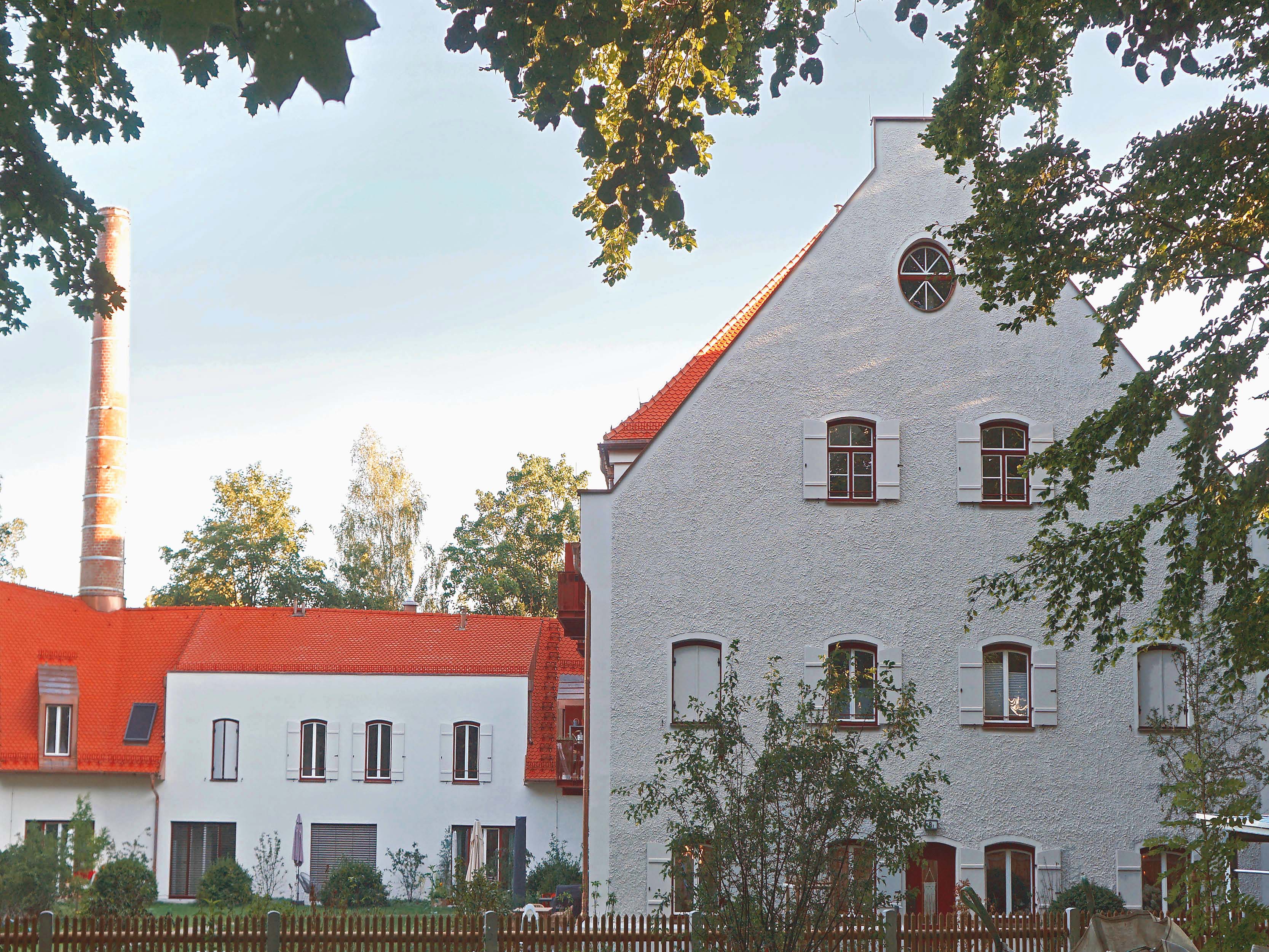 Das Bild zeigt die Außenansicht der Schlossbrauerei in Dachau, die umfassend saniert wurde, unter Verwendung von Kalkputzen und Sanierputzen. Die historische Architektur des Gebäudes wurde sorgfältig restauriert und mit hochwertigen Kalkputzen versehen, die nicht nur die ästhetische Schönheit des Gebäudes unterstreichen, sondern auch zu seiner langfristigen Erhaltung beitragen. 