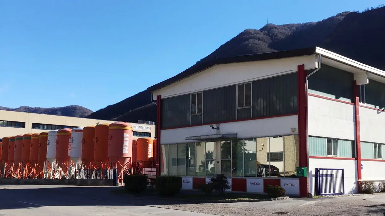 Edificio Fixit Ticion con silos Fixit arancioni e silos Röfix bianchi