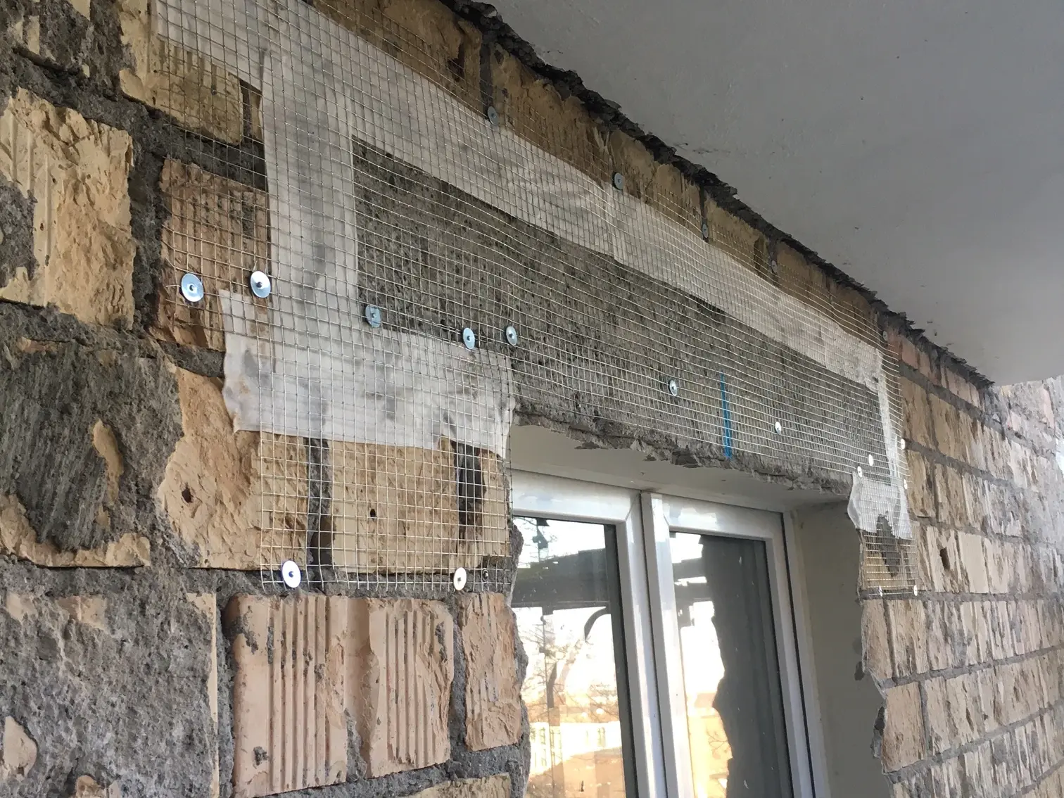 Armanet® Putzträger wurde aussen auf Ziegelmauerwerk über einem Fenstersturz angebracht