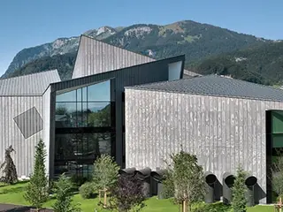 Modernes Gebäude mit abgehangener Metallfassade als innovative Aussenfassade