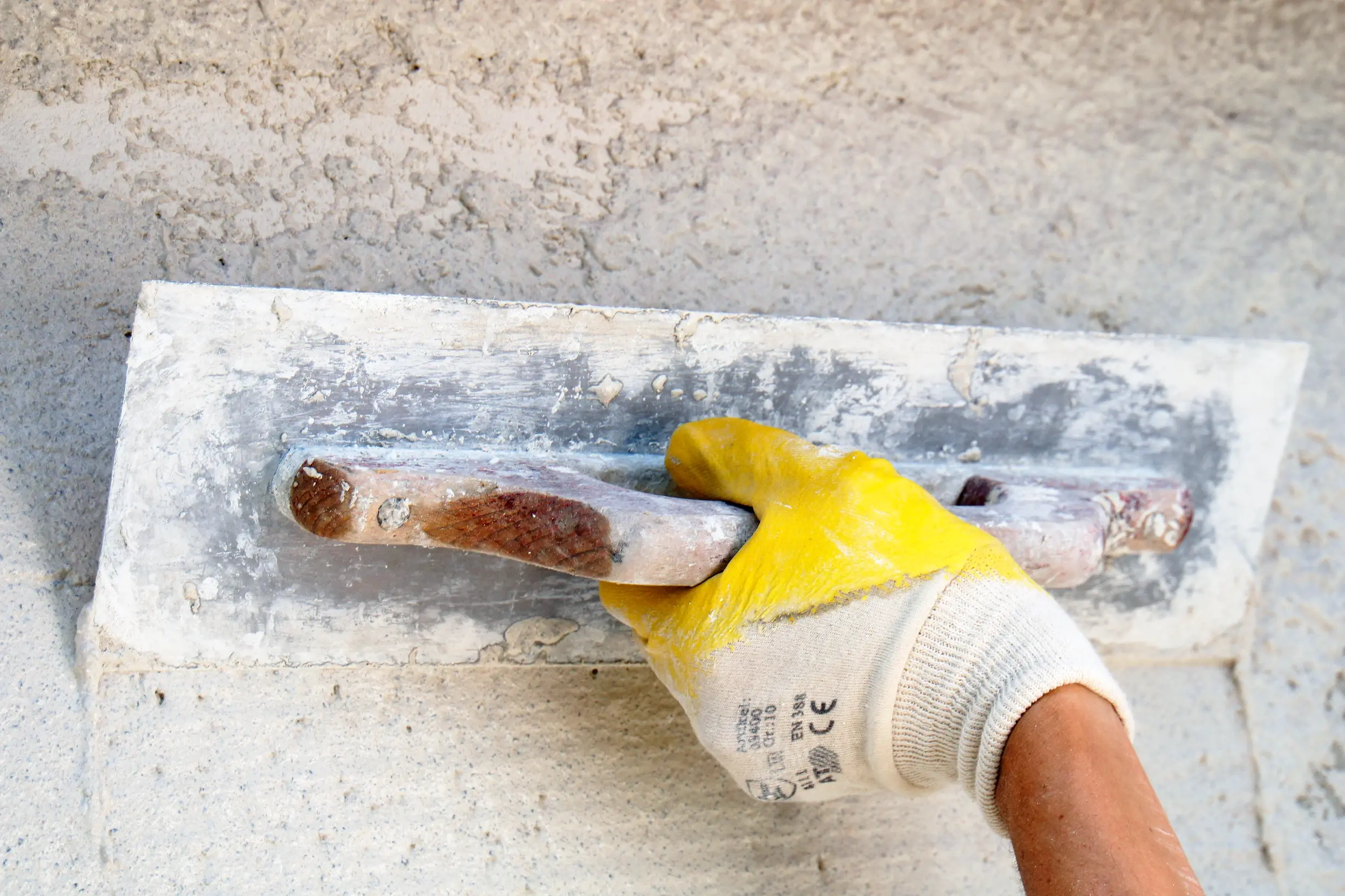 Verarbeitungsbild eines Schnellputzes mit einer Glättkelle