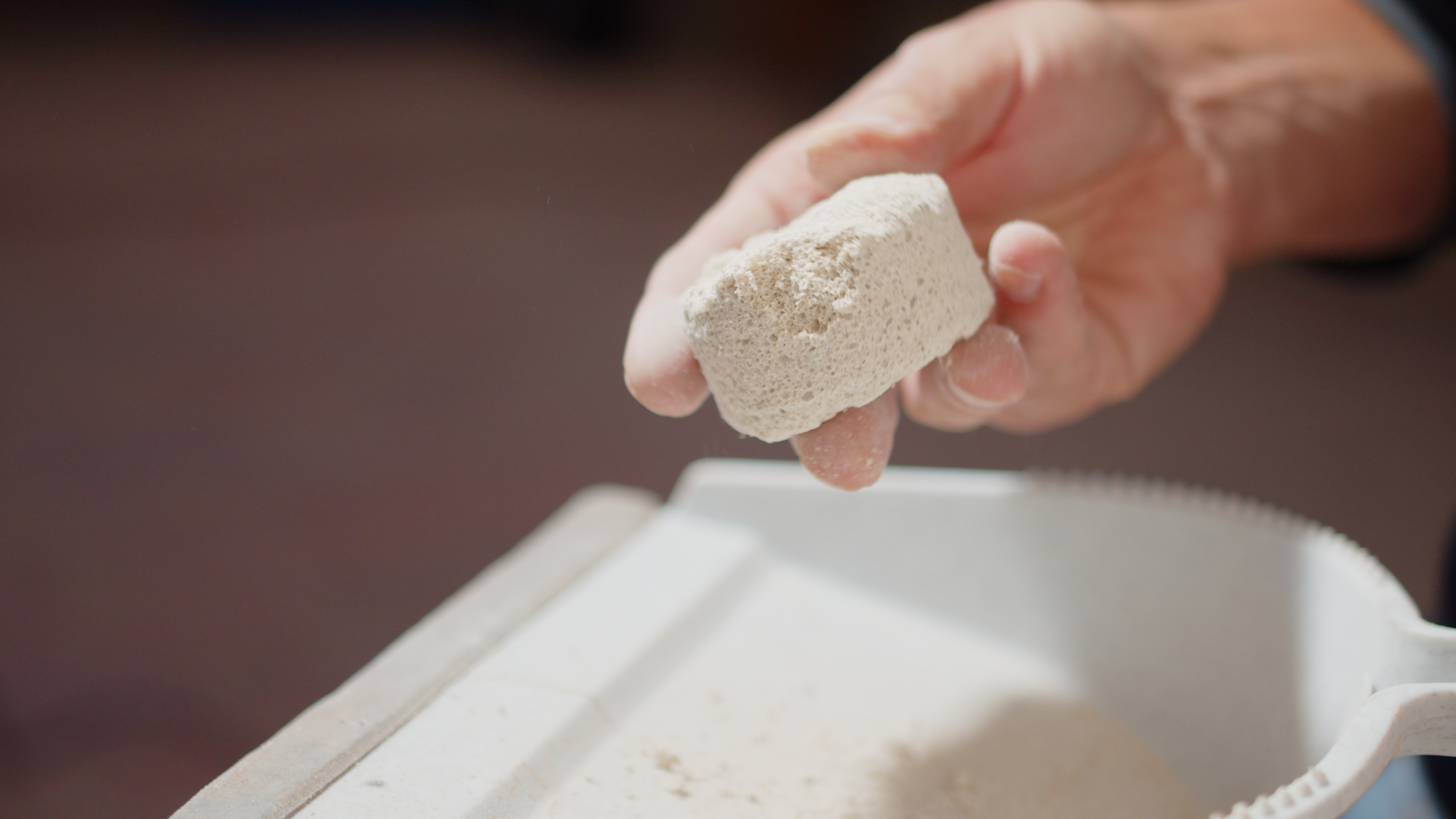 Hasit entwickelte mit Fixit 222 einen Hochleistungswärmedämmputz mit Aerogelen, der die schadensfreie Einlagerung bauschädlicher Salze ermöglicht.