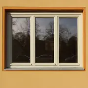 Außenansicht des Gebäudes mit Fokus auf das Fenster