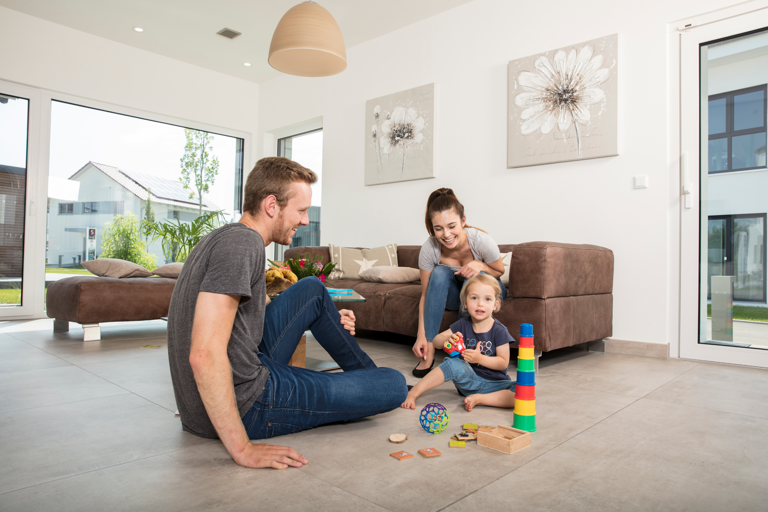 Familie im Wohnzimmer