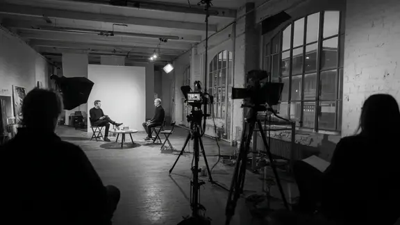 Schwarz-weiß Aufnahme einer Studio-Aufnahme-Situation