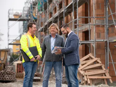Bauberater auf einer Baustelle
