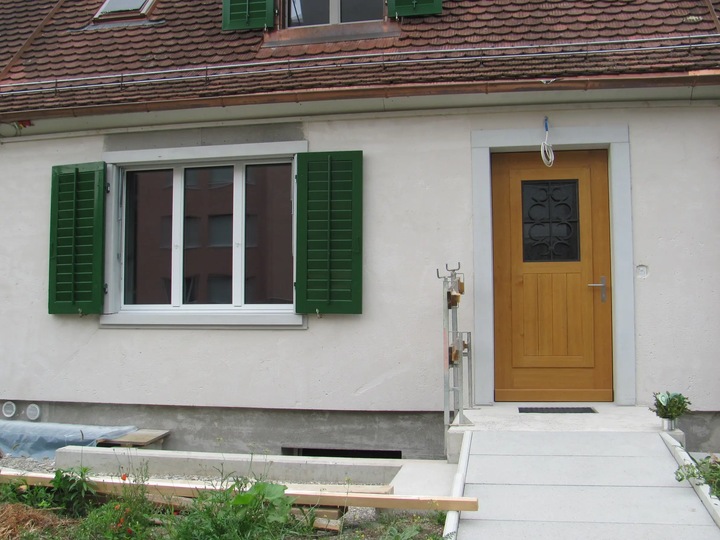 Frontansicht des Referenzobjekts in Winterthur nach dem Verputzaufbau mit Fixit 222 Aerogel Hochleistungsdämmputz und der Armierung, der Sockel fehlt noch