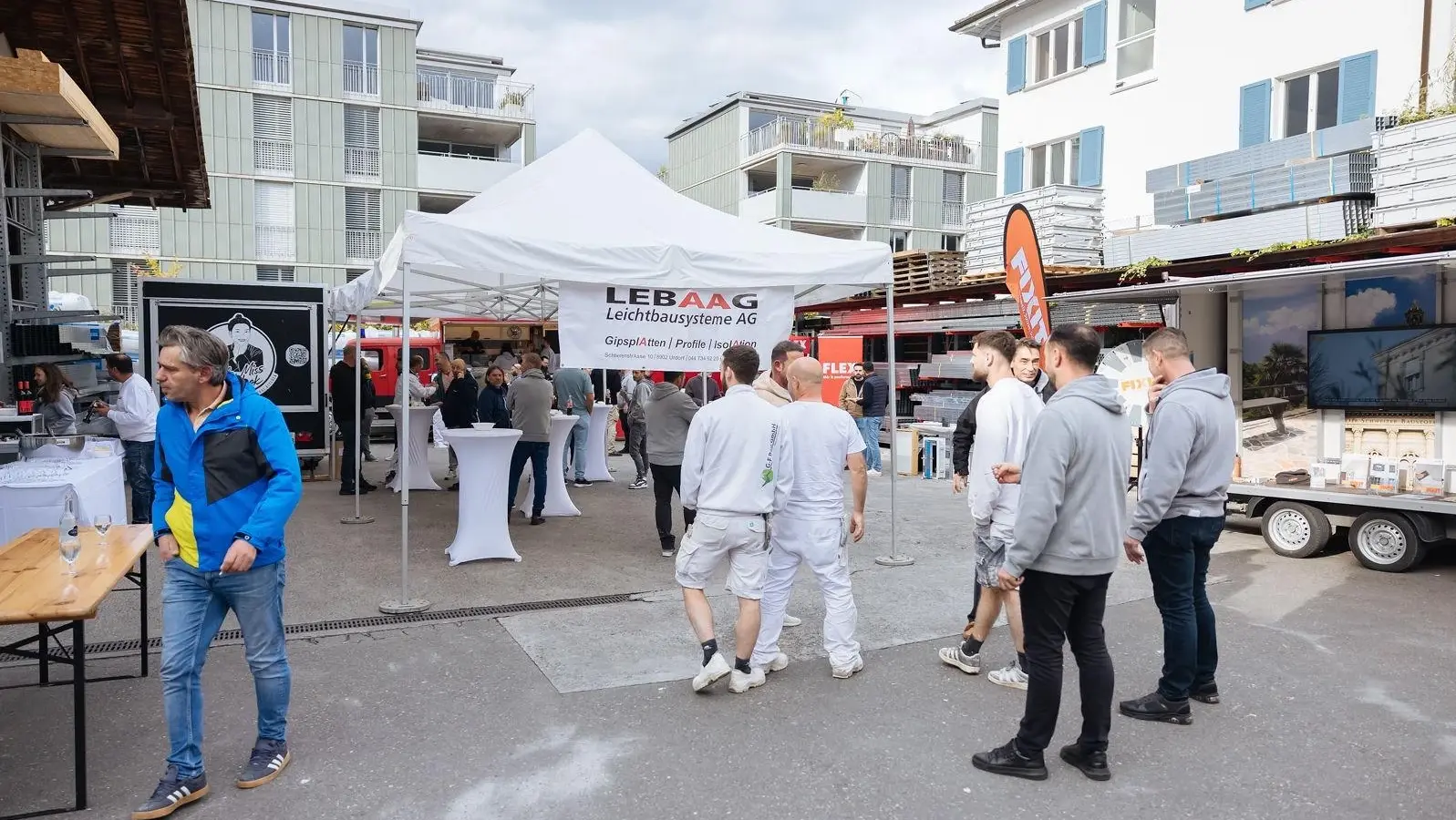 Plusieurs pavillons, la remorque Fixit Roadshow et quelques personnes qui assistent à l'événement client.