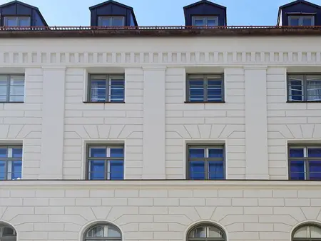 Handwerkskunst und Trasskalk – Hingucker für Wohnhaus in München