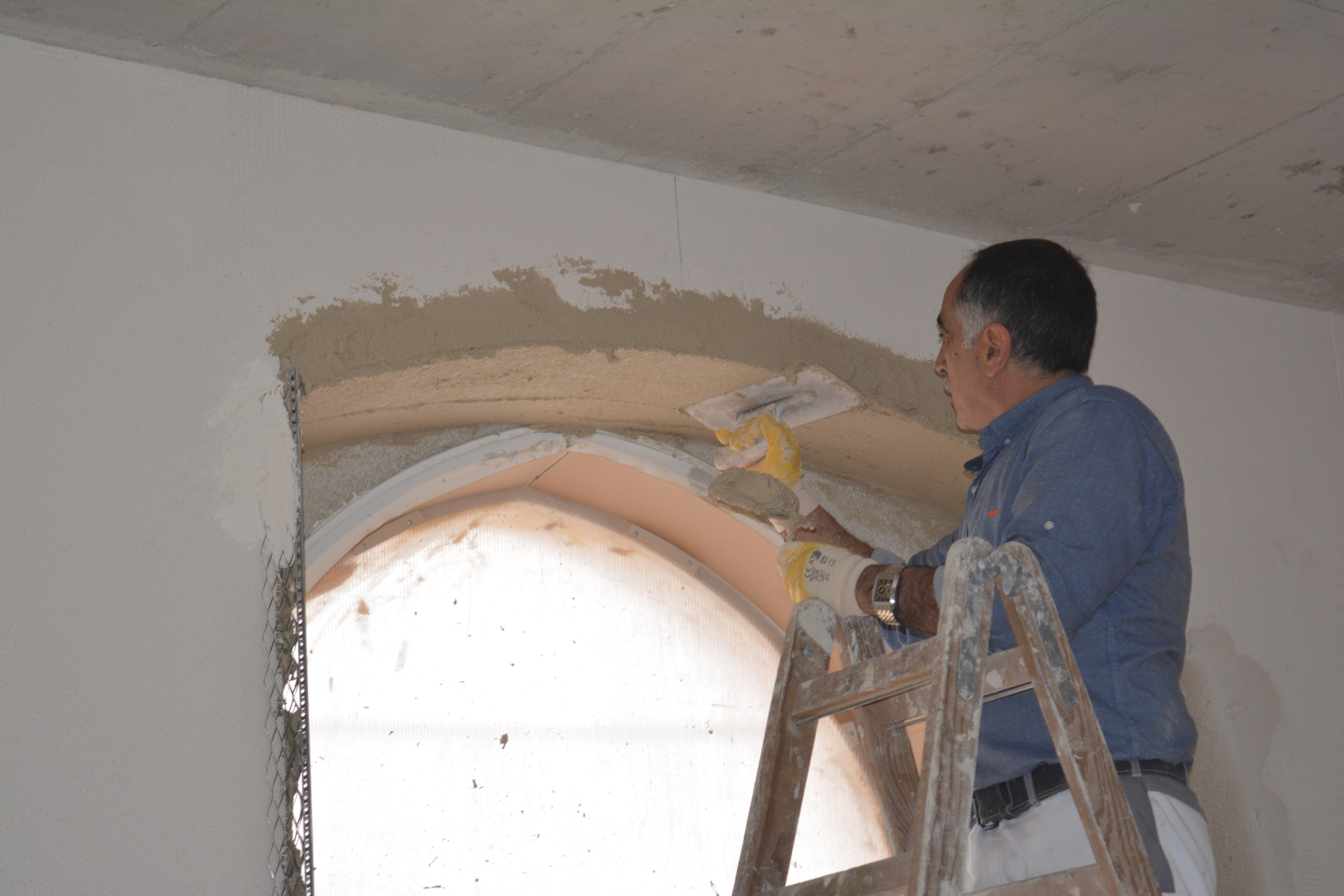 Dämmputz wird am Fensterbogen verarbeitet – für eine optimale Innendämmung.