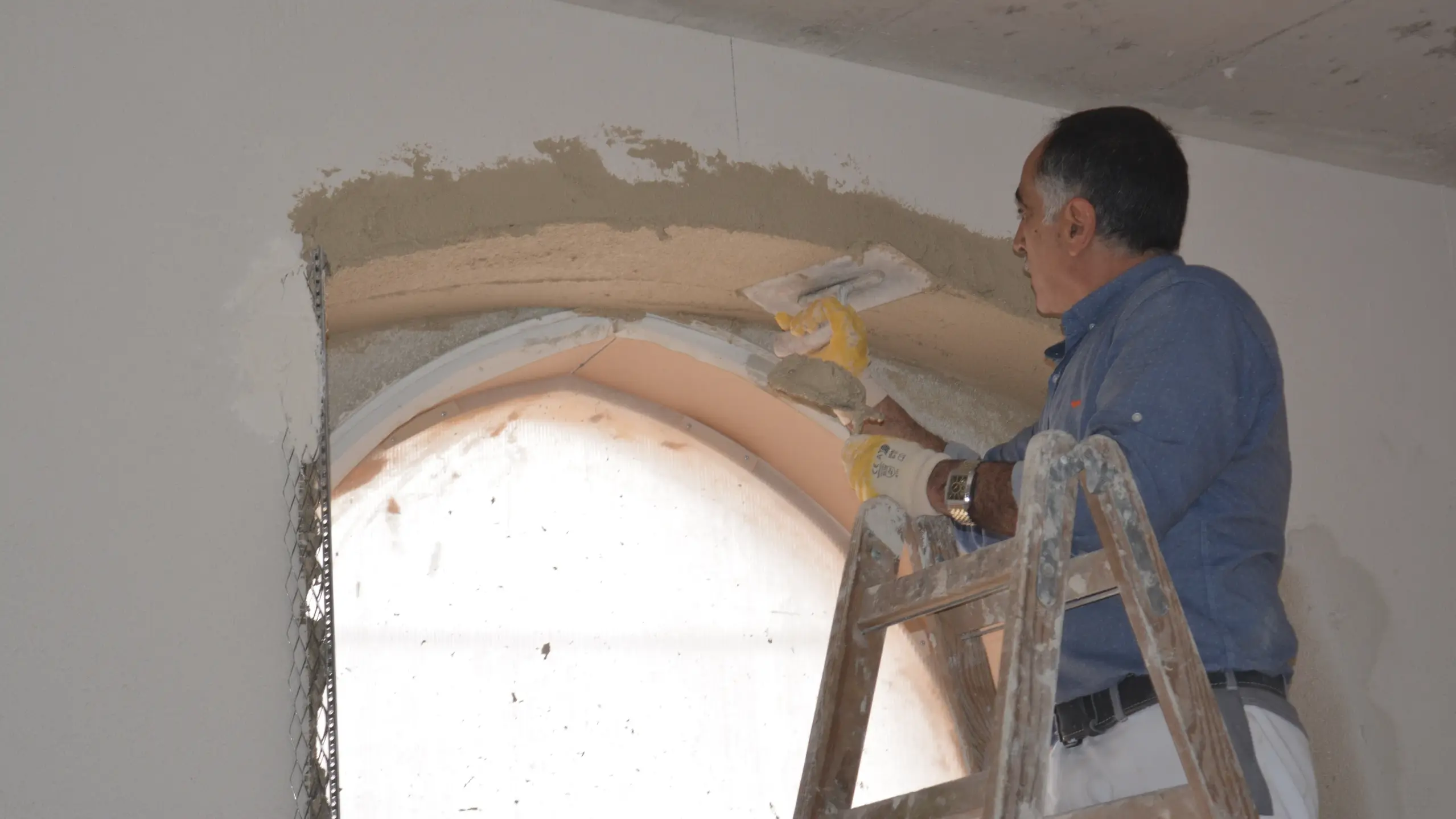 Dämmputz wird am Fensterbogen verarbeitet – für eine optimale Innendämmung.