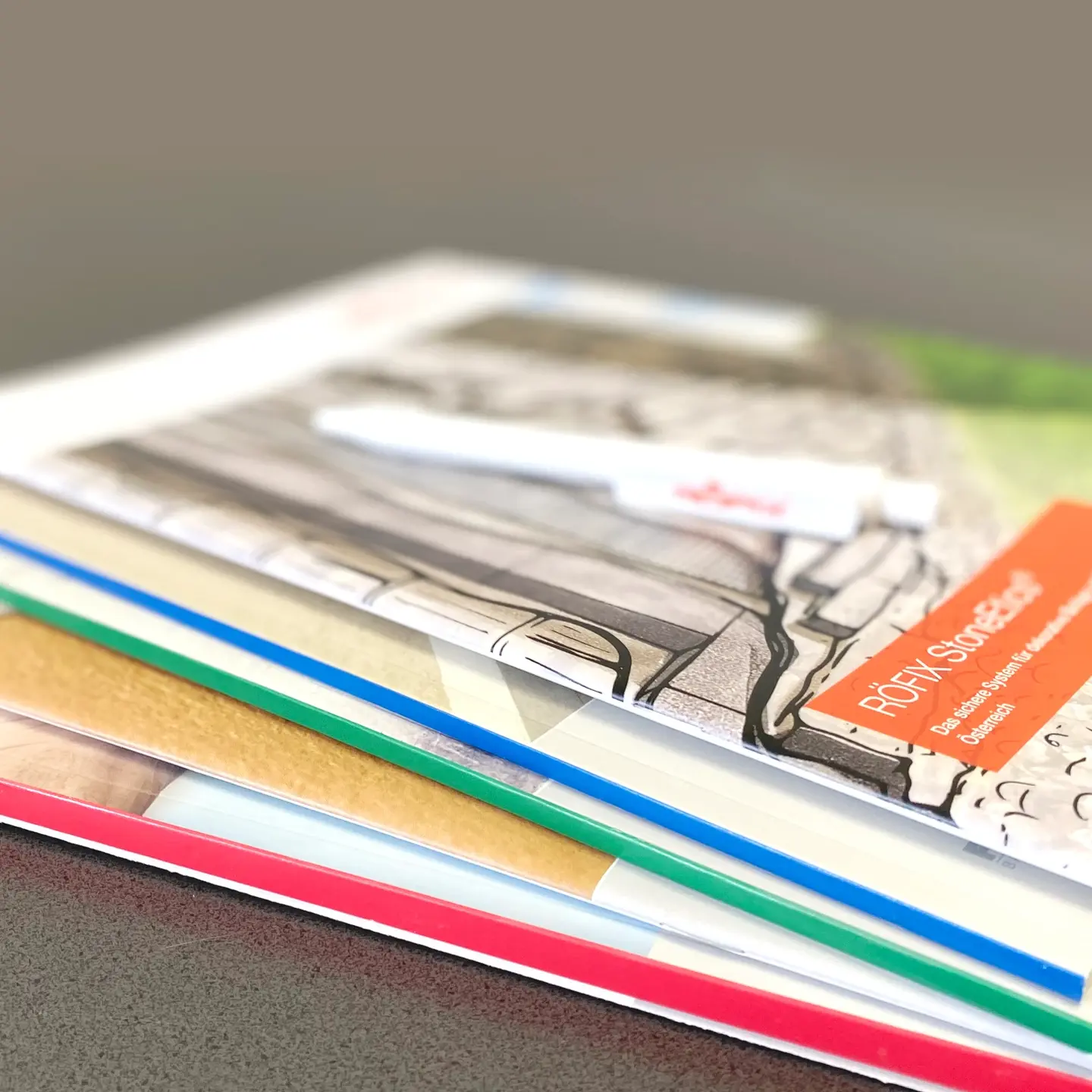 Diversi opuscoli Röfix impilati in modo informale