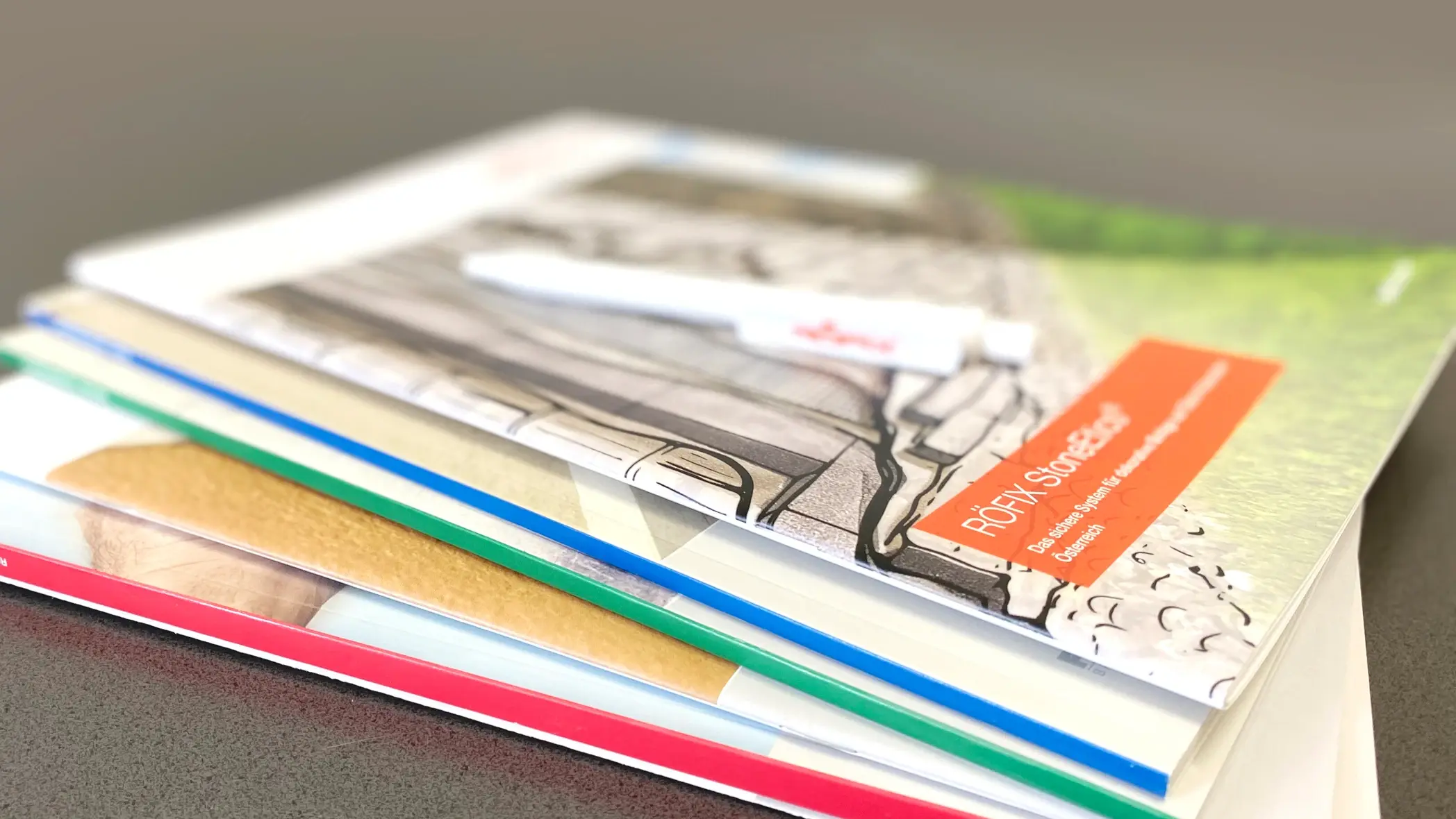 Diversi opuscoli Röfix impilati in modo informale