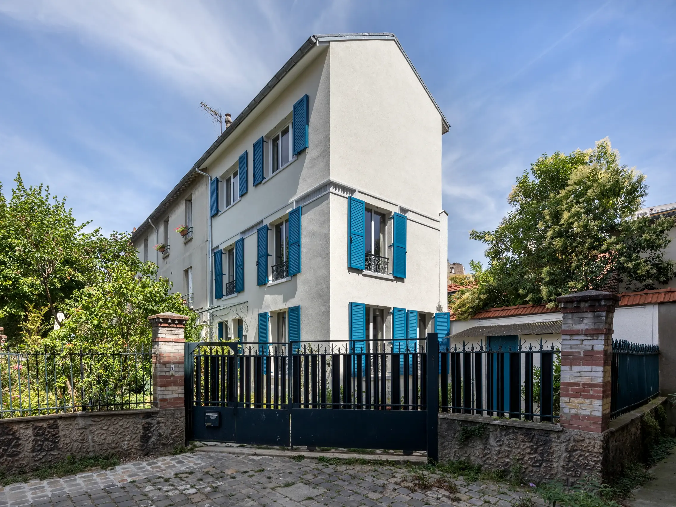 Very narrow, historic house with petrol-coloured shutters and exterior plaster made from Fixit 222 aerogel.
