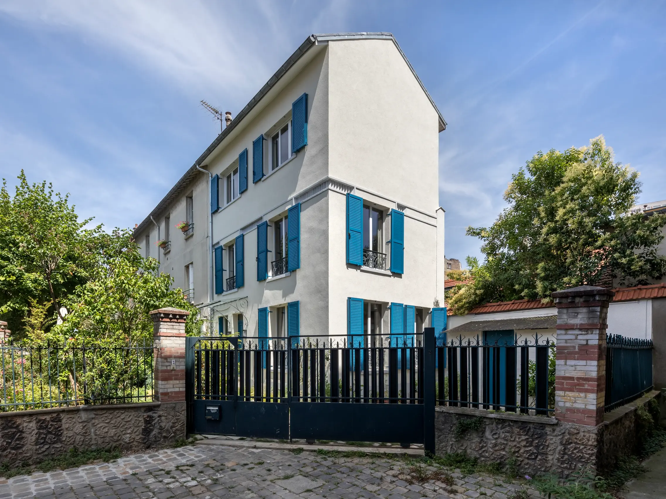 Casa storica molto stretta con persiane color petrolio e intonaco esterno in Fixit 222 Aerogel