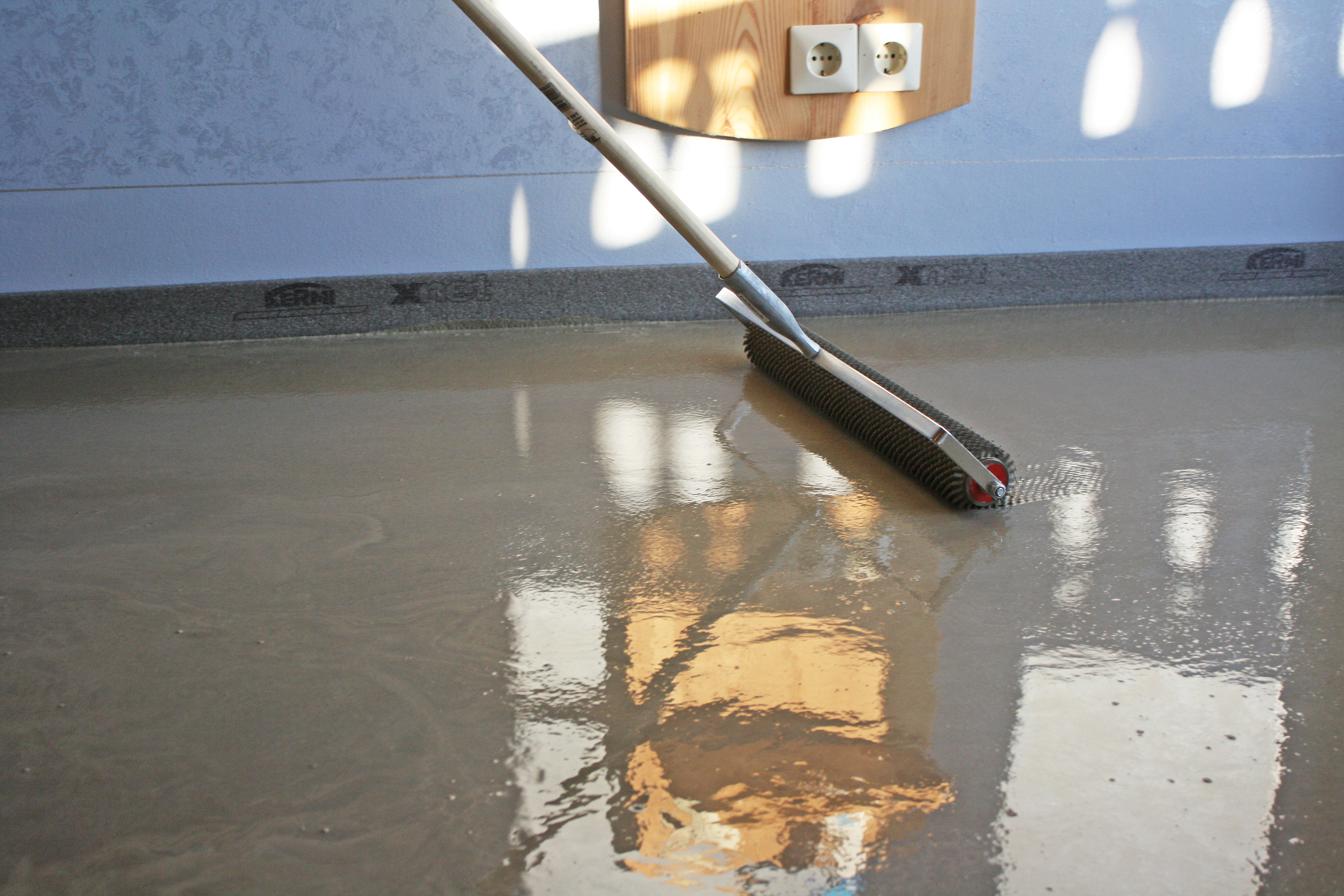 Estrich Verarbeitung mit Bodenspachtelmasse