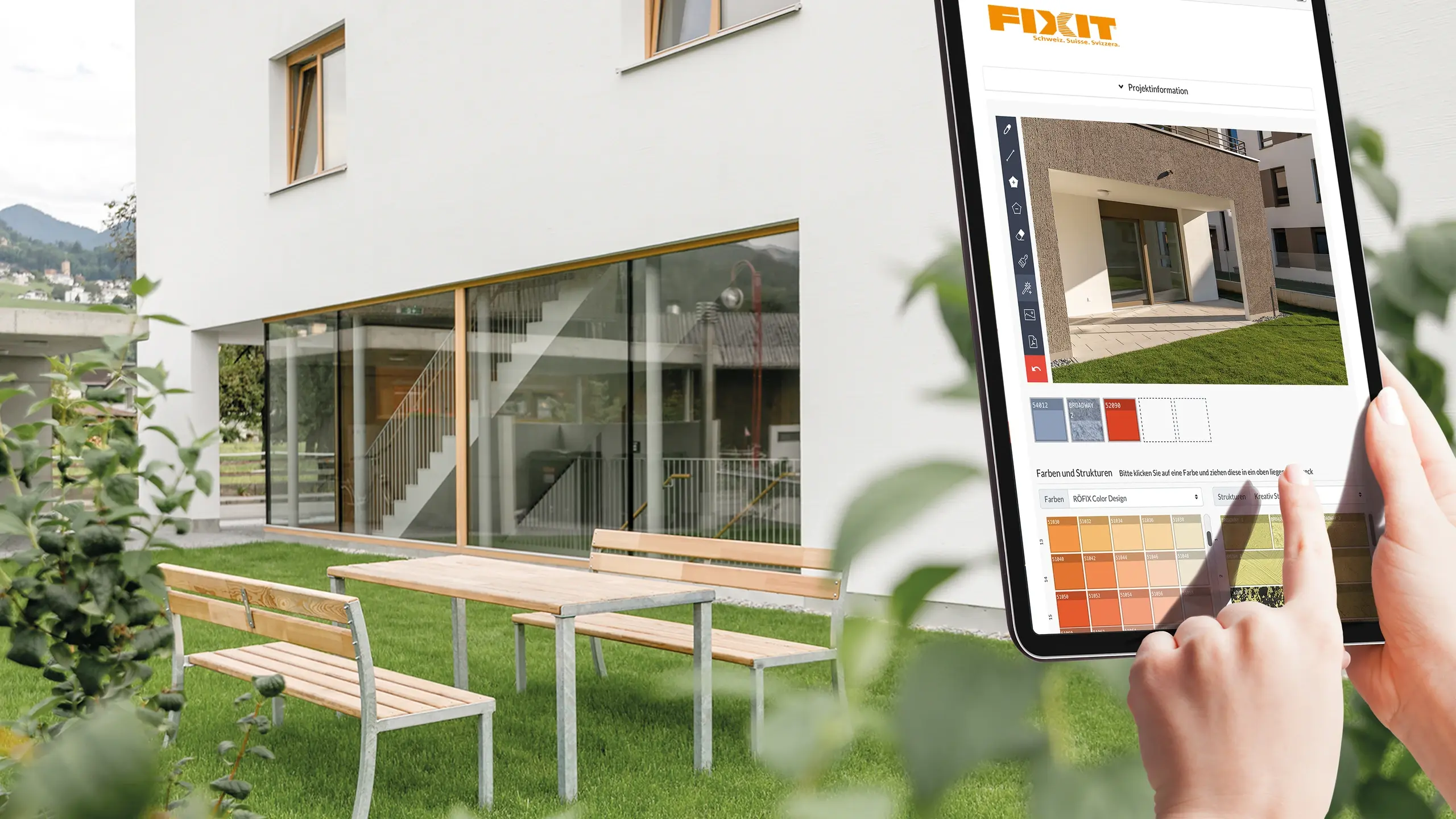 Fixit Fassadenkonfigurator auf einem Tablet mit einem Neubau und der Aussenfassade im Hintergrund