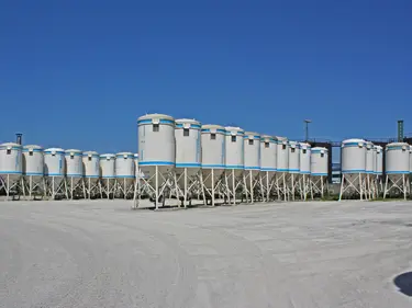 Blick auf die HASIT-Silos im Werk Regensburg