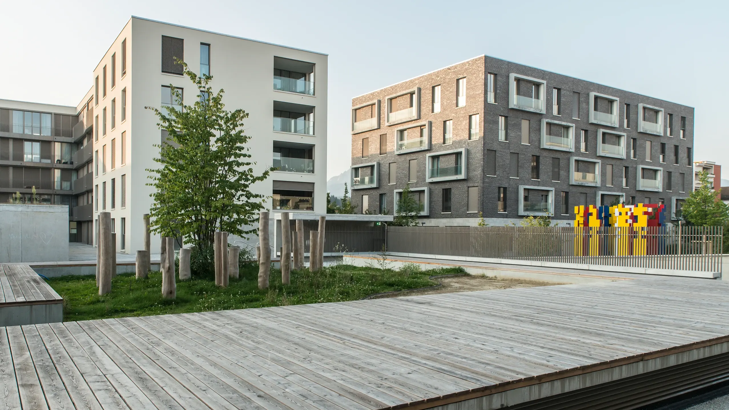 Deux immeubles d'habitation de style moderne et un chemin en planches de bois